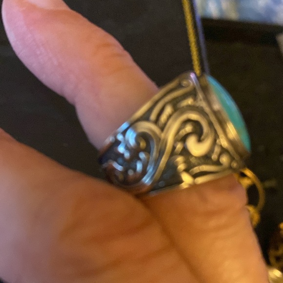 Turquoise ring Size 6 Band has Southwestern scroll workSS .925 Has maker mark - Picture 4 of 6